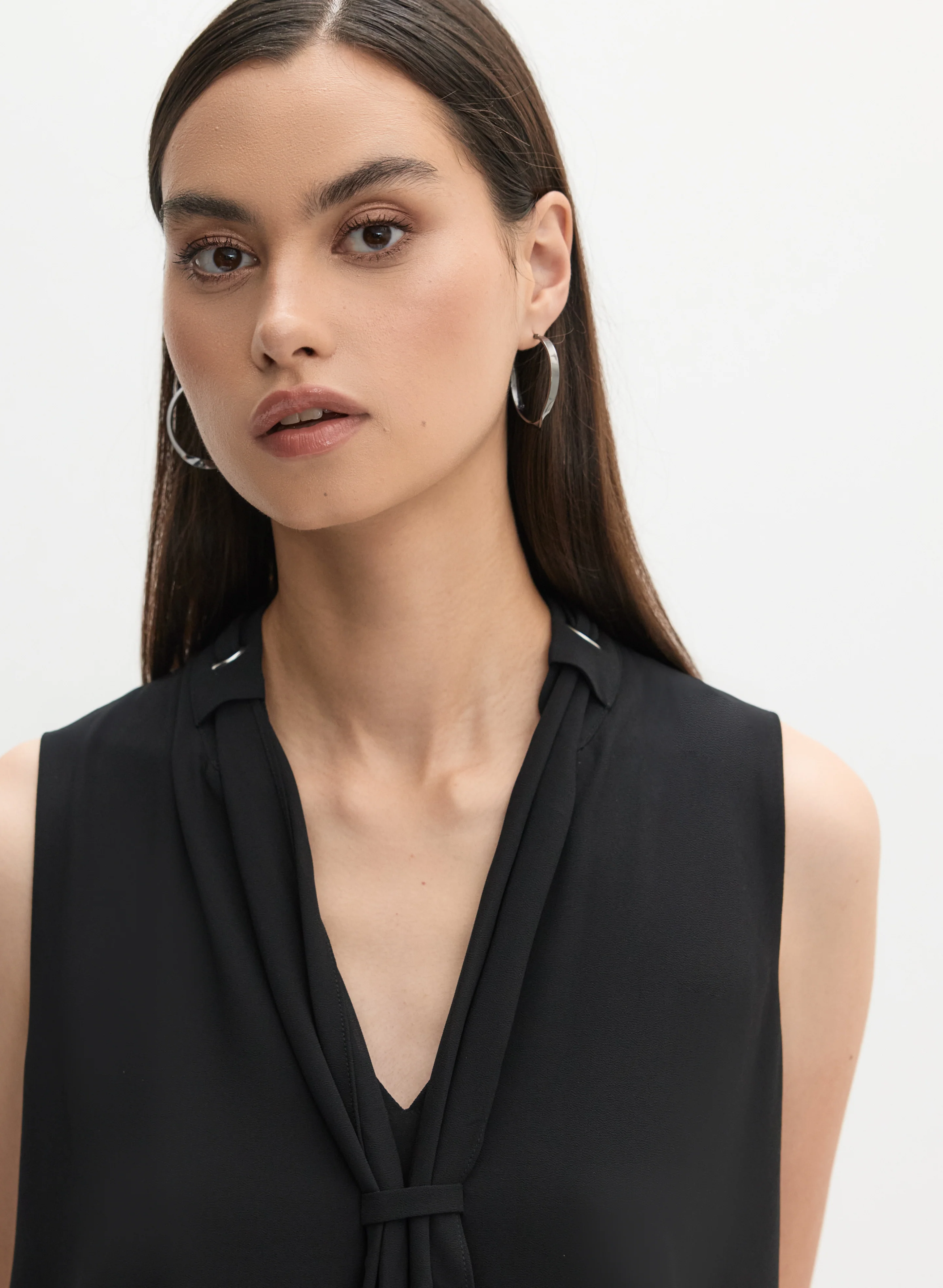 11532-v-neck-sleeveless-chiffon-blouse-3.webp V-Neck Sleeveless Chiffon Blouse