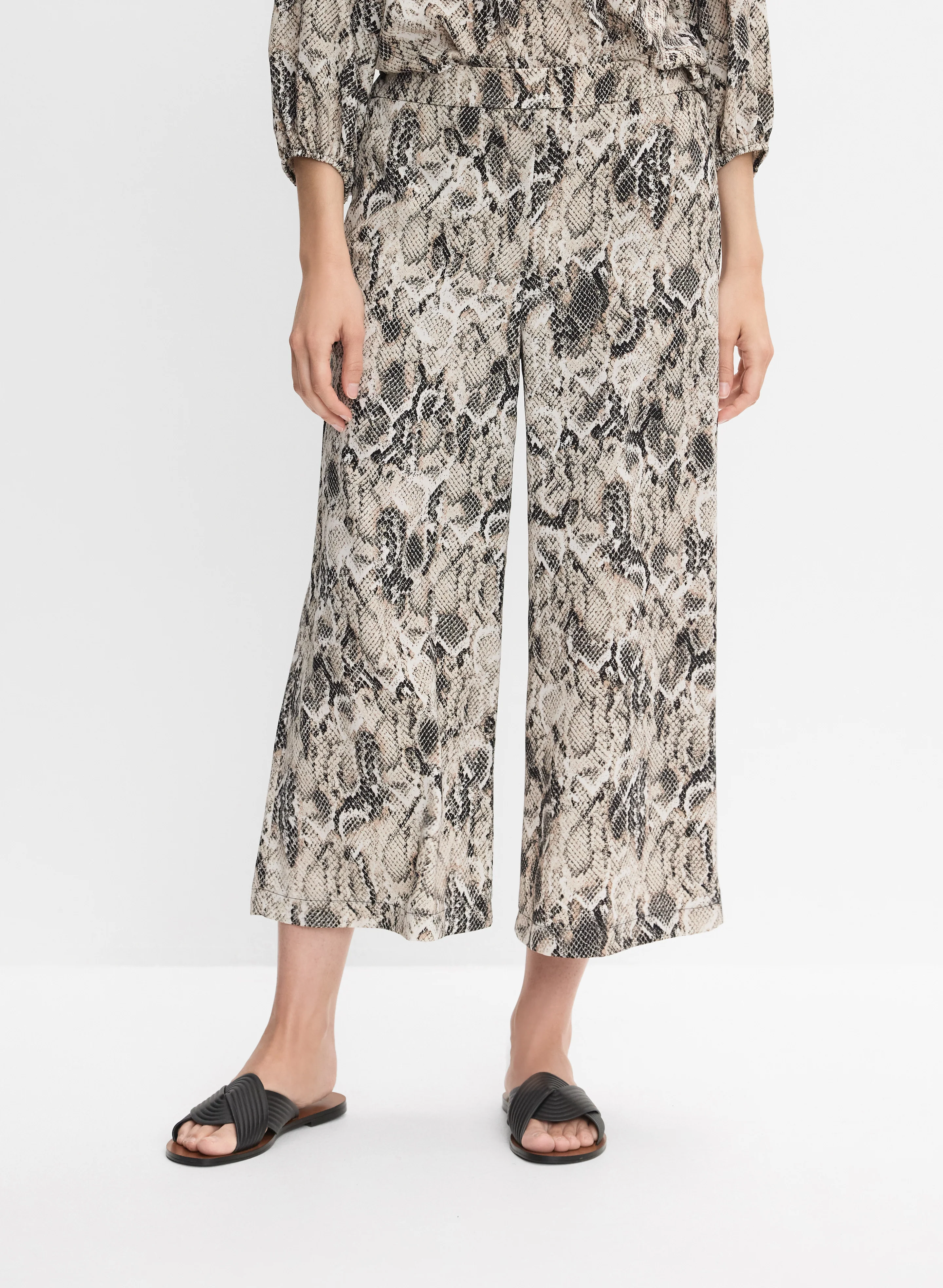 13310-joseph-ribkoff-snake-print-culottes-1.webp Joseph Ribkoff - Snake Print Culottes