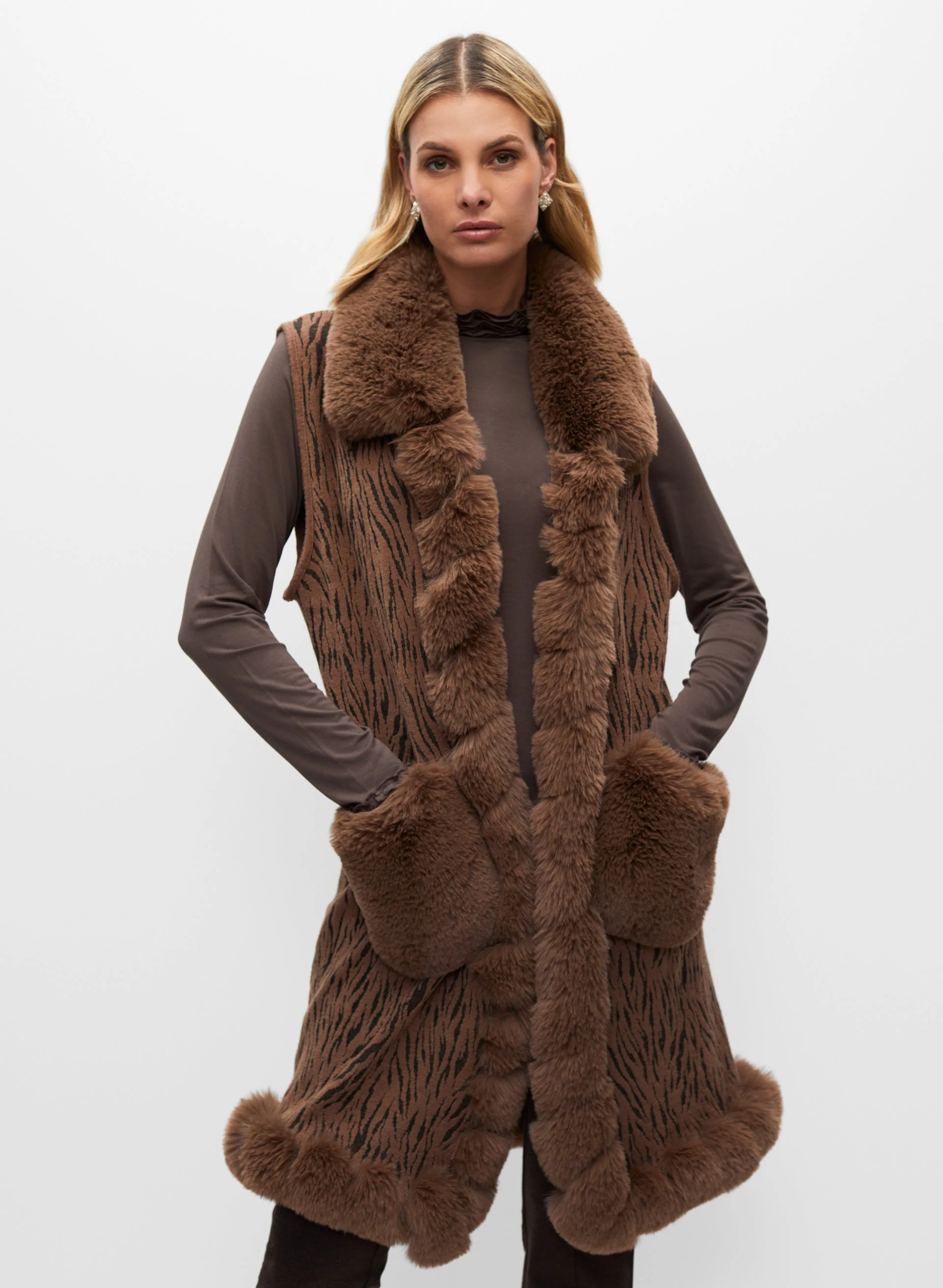 13850-sleeveless-faux-fur-poncho-1.webp Sleeveless Faux Fur Poncho