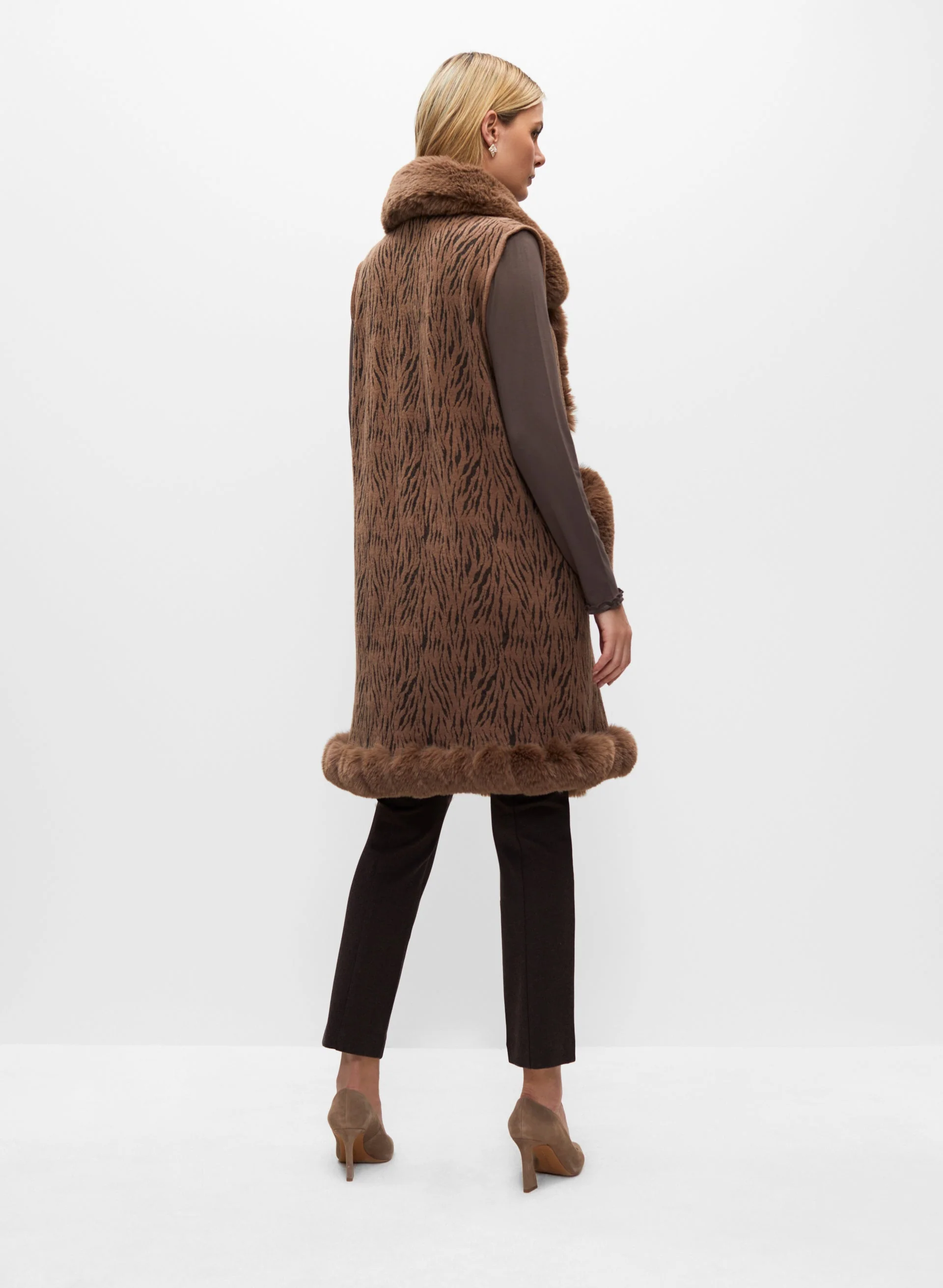 13850-sleeveless-faux-fur-poncho-2.webp Sleeveless Faux Fur Poncho