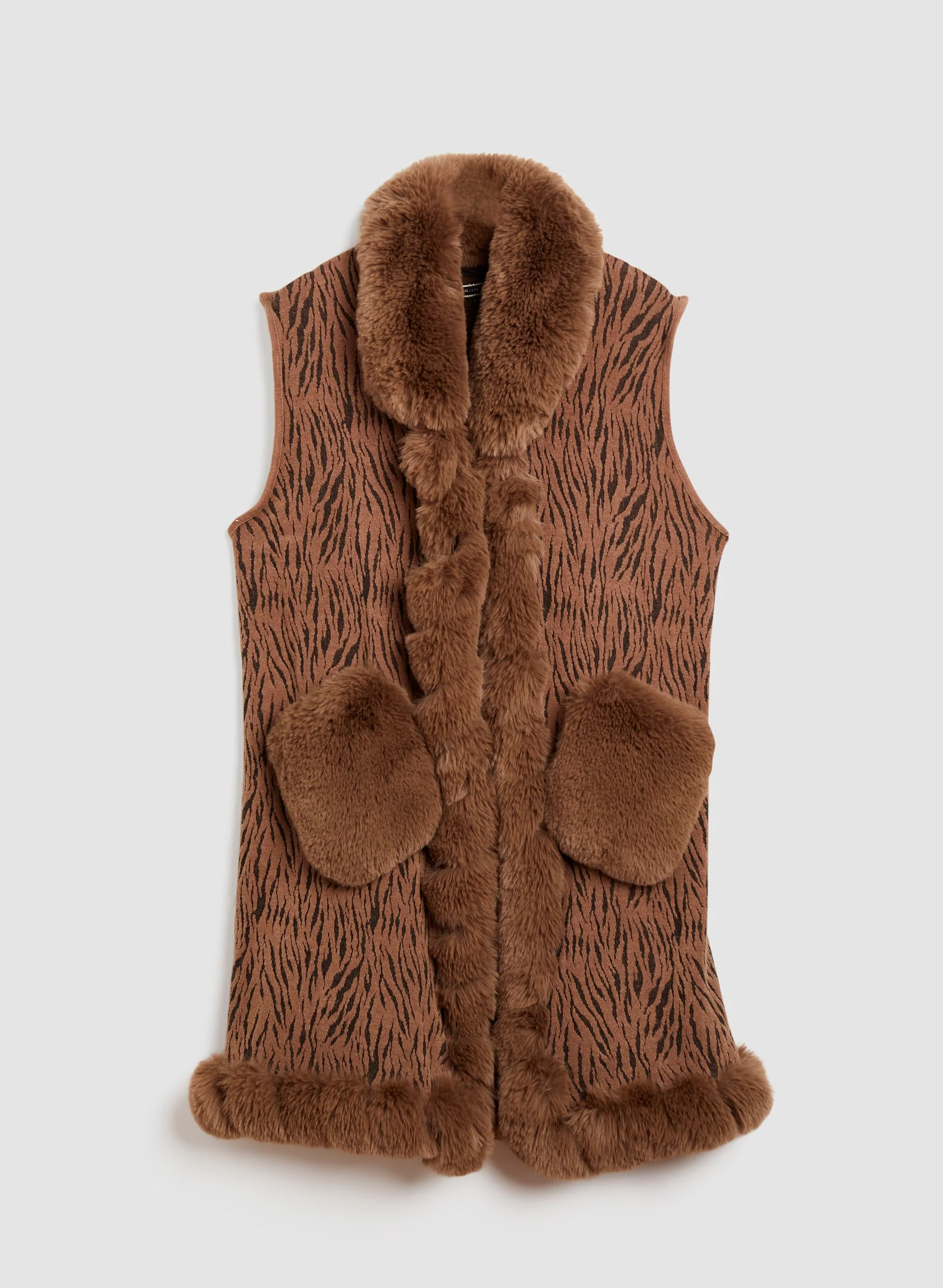 13850-sleeveless-faux-fur-poncho-3.webp Sleeveless Faux Fur Poncho