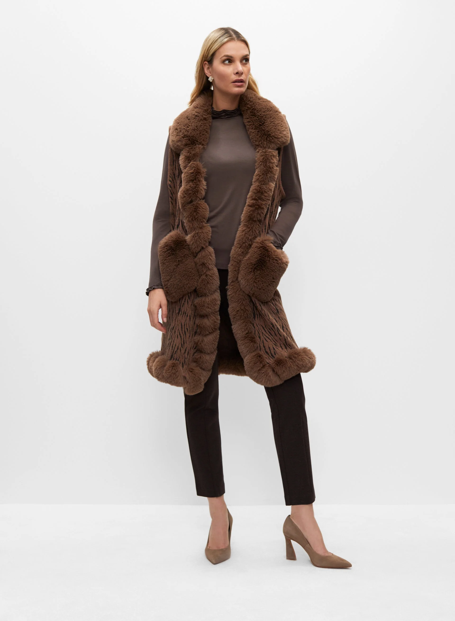 13850-sleeveless-faux-fur-poncho-4.webp Sleeveless Faux Fur Poncho