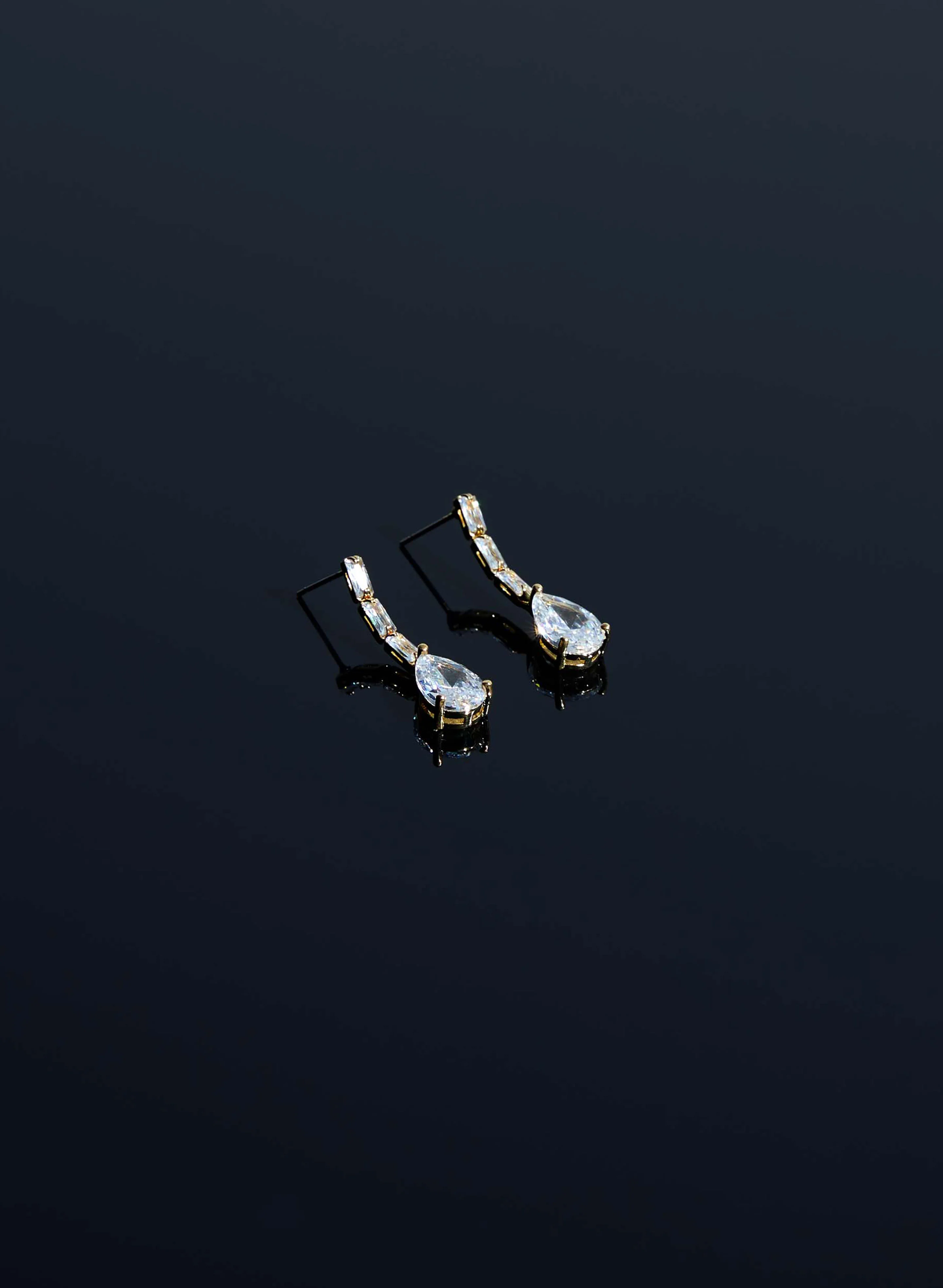 8031-linear-crystal-pendant-drop-earrings-2.webp Linear Crystal Pendant Drop Earrings