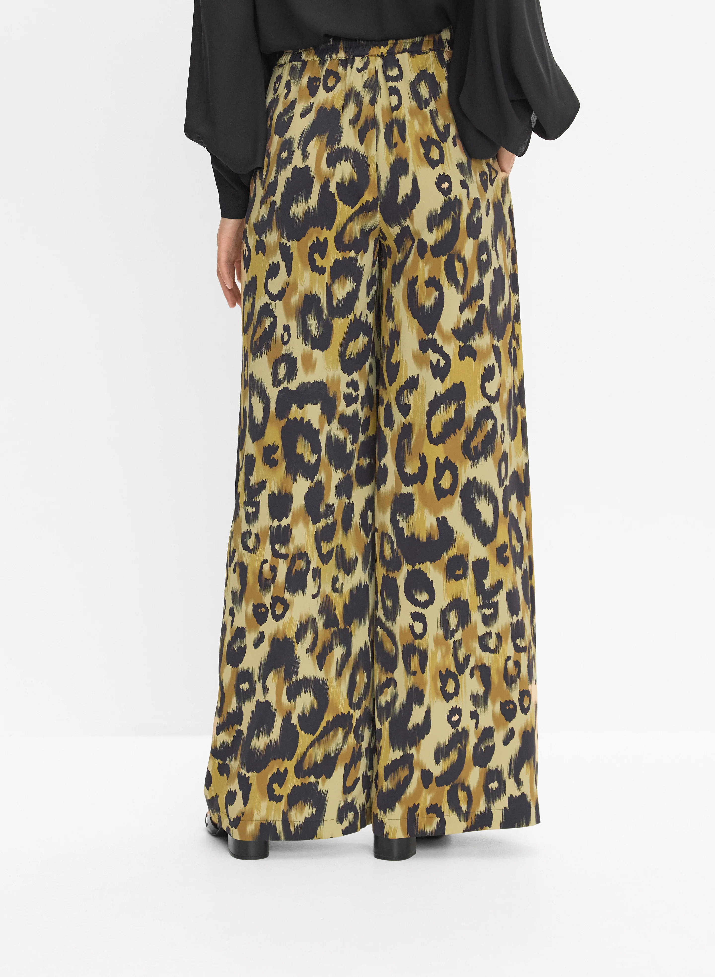 9451-leopard-print-wide-leg-pants-2.webp Leopard Print Wide-Leg Pants