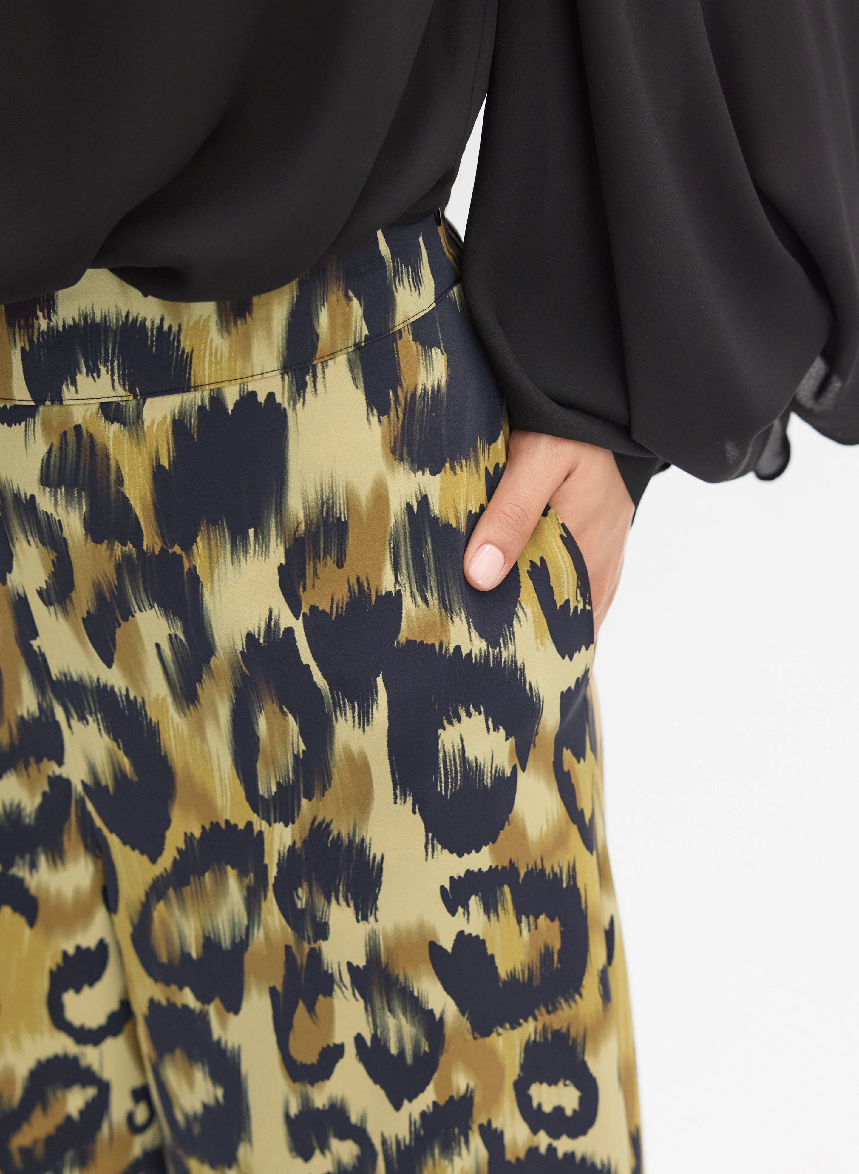 9451-leopard-print-wide-leg-pants-4.webp Leopard Print Wide-Leg Pants